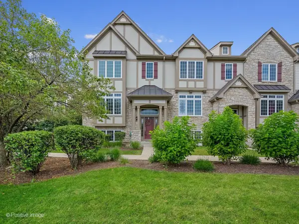 332 Castle Circle, Carol Stream, IL 60188