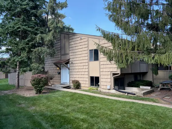 800 Oregon Trail, Roselle, IL 60172