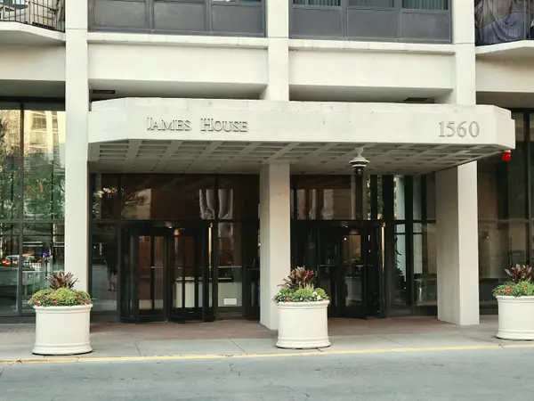 1560 N Sandburg Terrace #2901J, Chicago, IL 60610