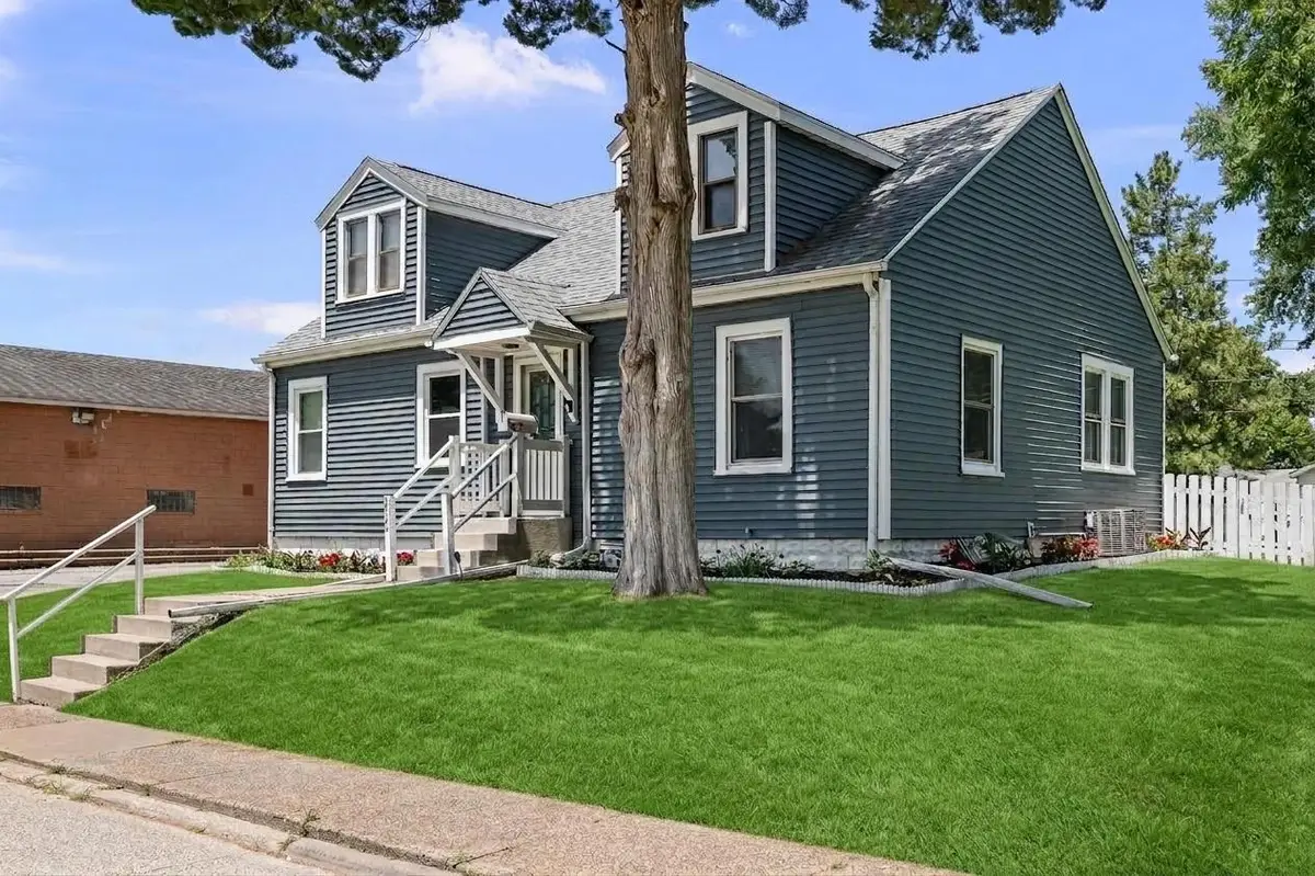 2726 Central Avenue, Bettendorf, IA 52722 - #1