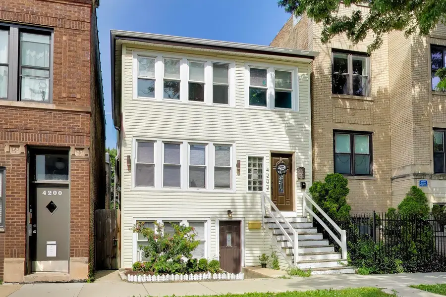 4202 N Sacramento Avenue, Chicago, IL 60618 - #2