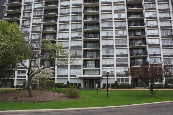 8815 W Golf Road #4H, Niles, IL 60714