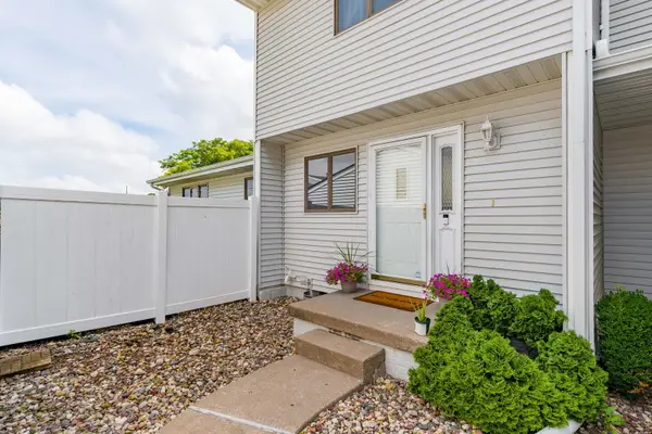 3056 Willowwood Drive, Bettendorf, IA 52722