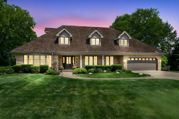 8425 Charleston Drive, Burr Ridge, IL 60527