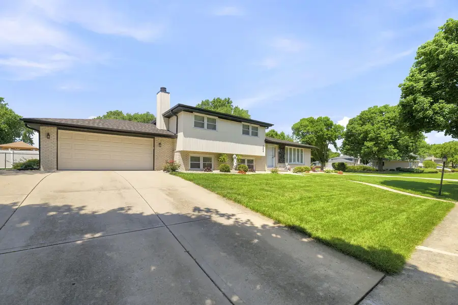 7804 Florence Avenue, Darien, IL 60561 - #3
