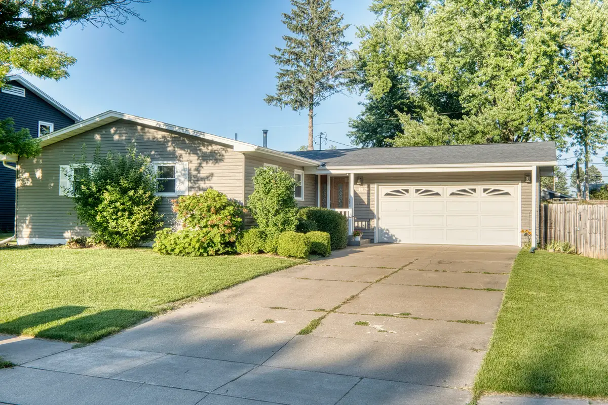 1029 N 13th Street, Clinton, IA 52732 - #1