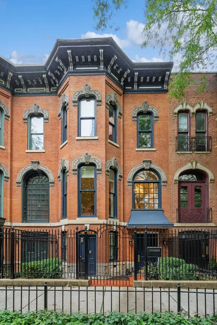 24 W Chestnut Street, Chicago, IL 60610 - #1
