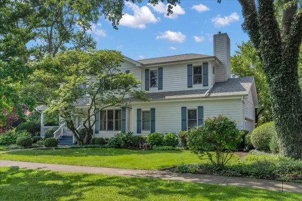 919 Roslyn Road, Glen Ellyn, IL 60137