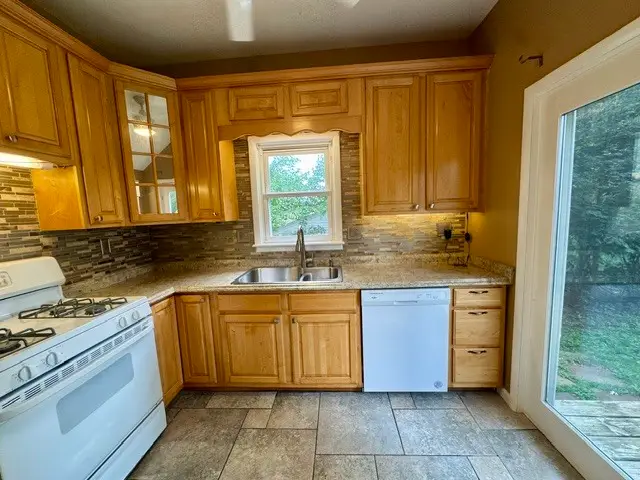 3220 Cleveland Street, Clinton, IA 52732 - #3