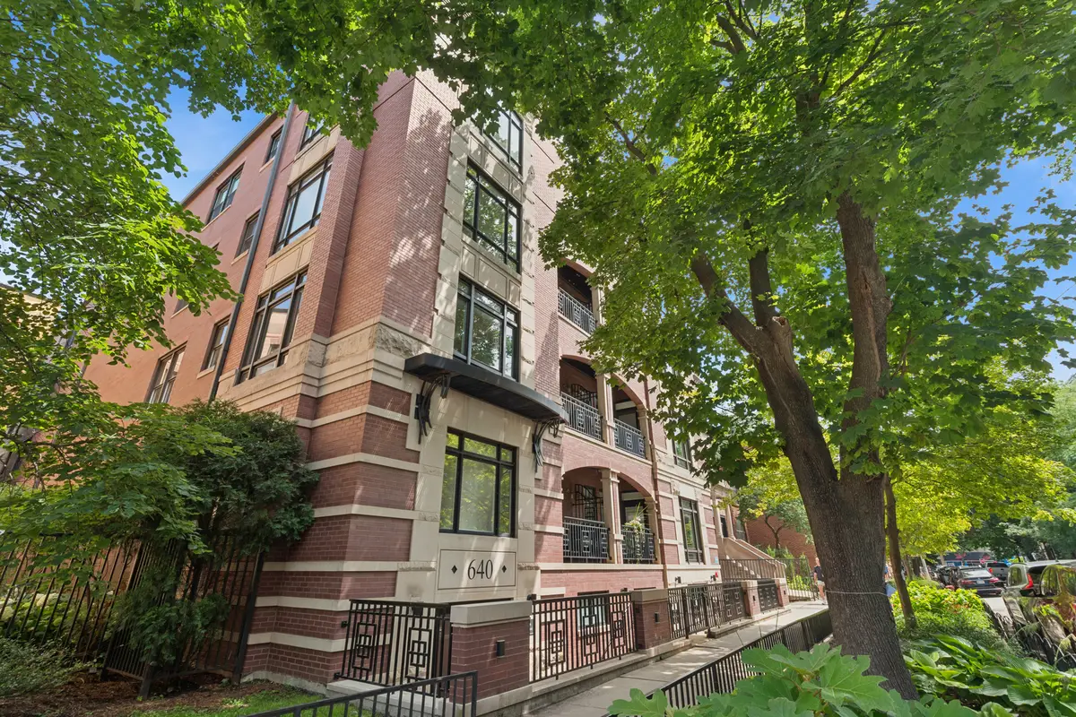 640 W Barry Avenue #204, Chicago, IL 60657 - #1