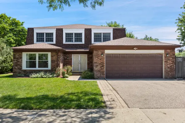 11 Birchwood Avenue, Deerfield, IL 60015
