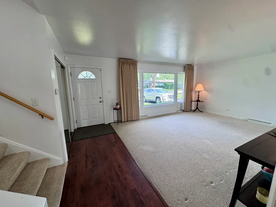 604 N Wilshire Drive, Mount Prospect, IL 60056 - #3