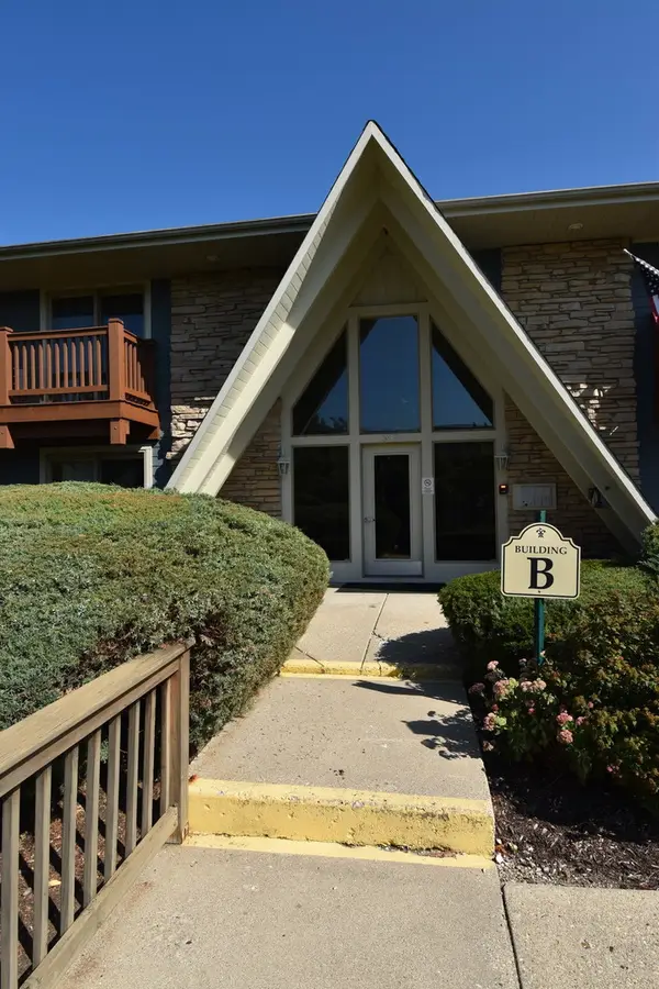 300 Opatrny Drive #123, Fox River Grove, IL 60021