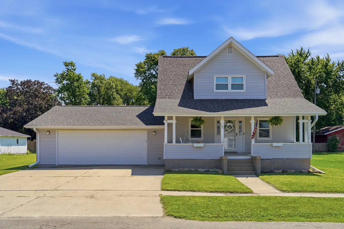 107 S 5th Avenue, Forreston, IL 61030 - #1