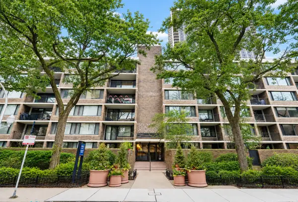 1555 N Sandburg Terrace #517, Chicago, IL 60610