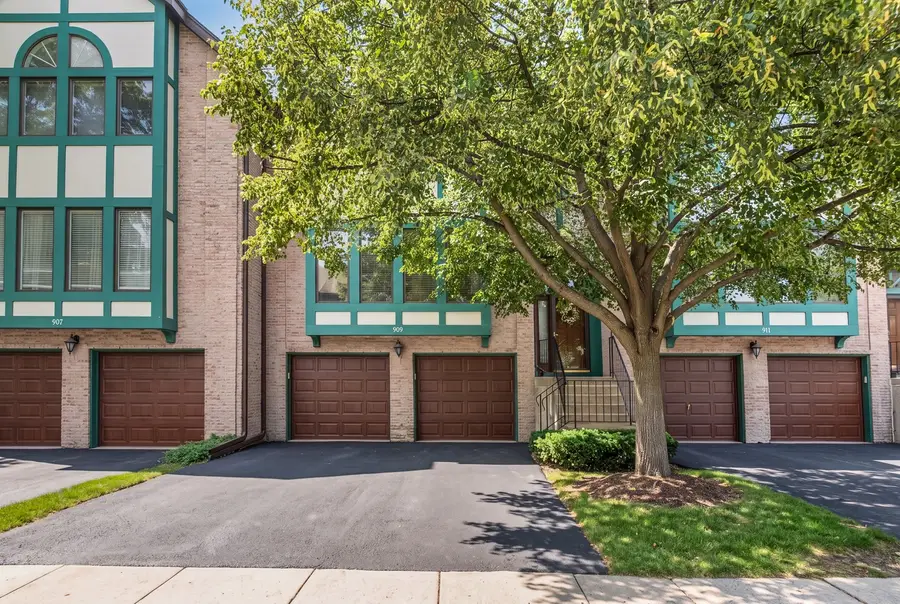 909 W Essex Place, Arlington Heights, IL 60004 - #2
