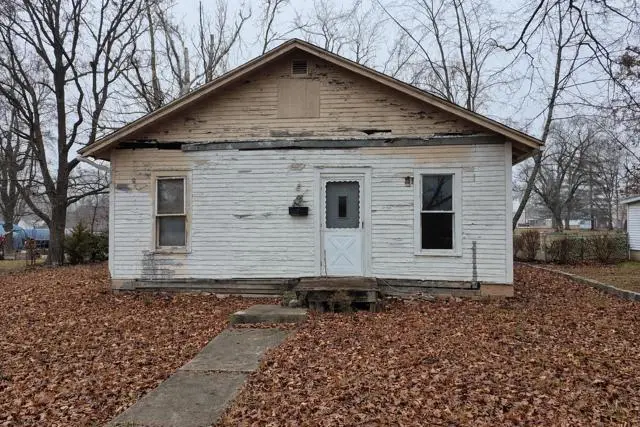 502 E Saint Charles Avenue, McLeansboro, IL 62859 - #1