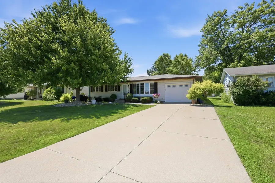 512 N 1st Street, Eldridge, IA 52748 - #2