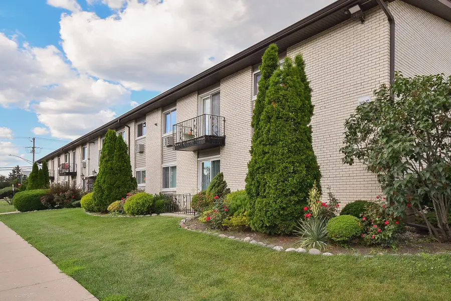 8999 Kennedy Drive #2B, Des Plaines, IL 60016 - #2