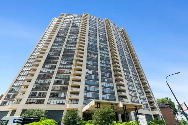 3930 N Pine Grove Avenue #909, Chicago, IL 60613