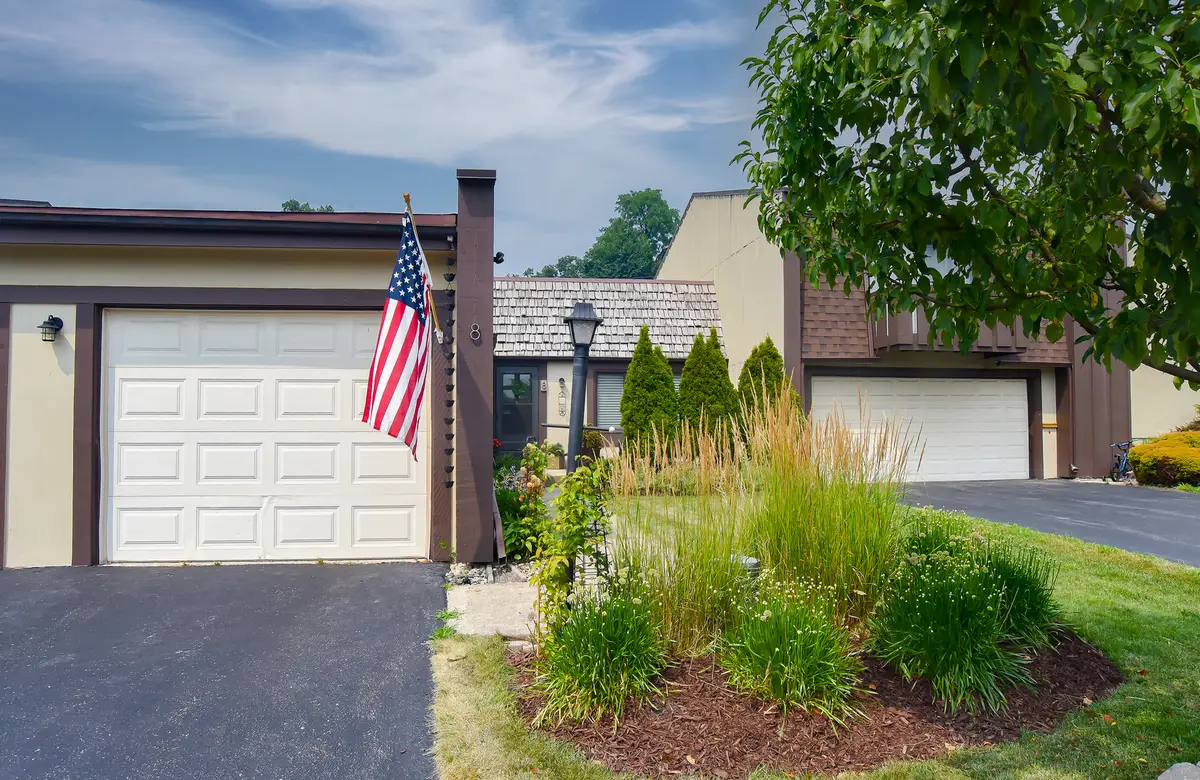 8 Westwood Drive, Indian Head Park, IL 60525 - #1