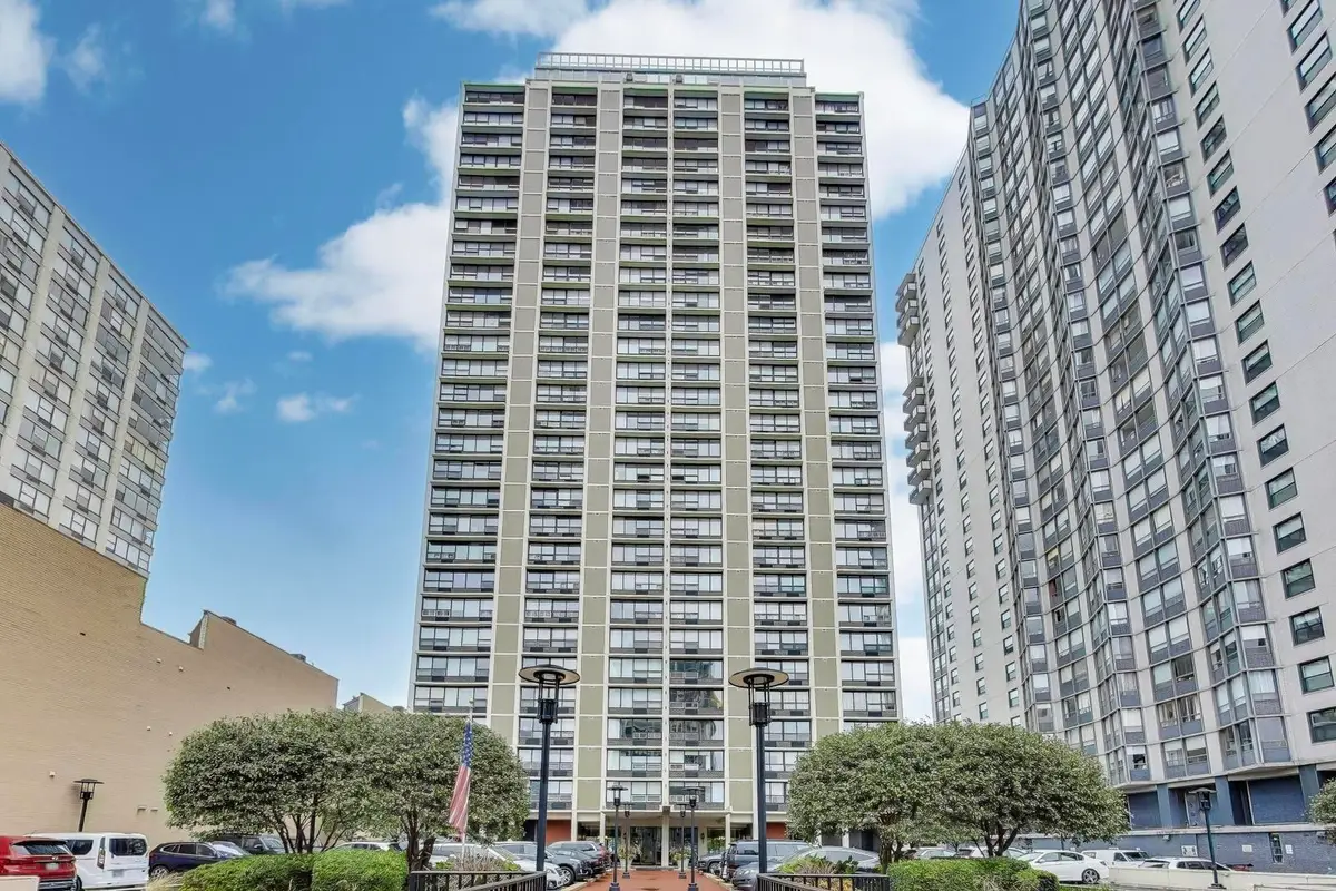 5733 N Sheridan Road #4C, Chicago, IL 60660 - #1