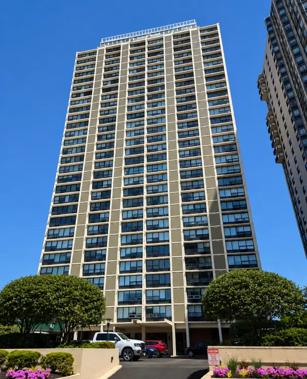 5733 N Sheridan Road #6C, Chicago, IL 60660