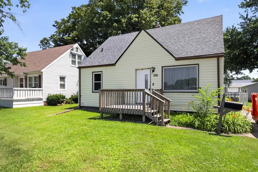 916 N Sangamon Avenue, Gibson City, IL 60936 - #3