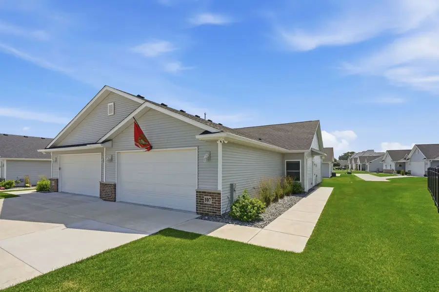 107 Beacon Harbor Parkway #1, East Moline, IL 61244 - #3