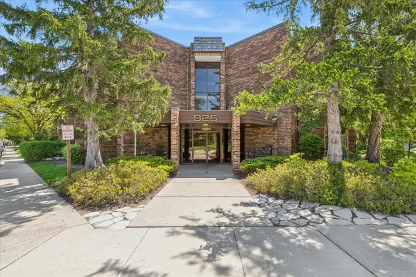 925 Spring Hill Drive #102, Northbrook, IL 60062