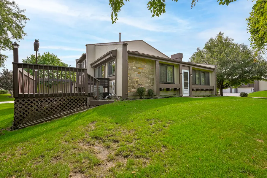 19 Elmwood Square, Indian Head Park, IL 60525 - #3