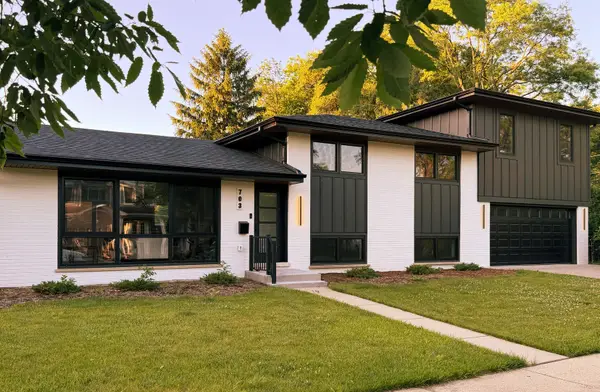 703 N Gibbons Avenue, Arlington Heights, IL 60004