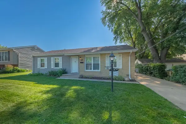 65 Laurel Trail, Wheeling, IL 60090