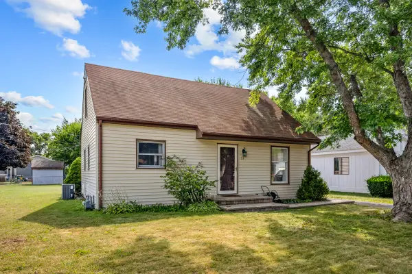 33 Woodbine Drive, Crystal Lake, IL 60014