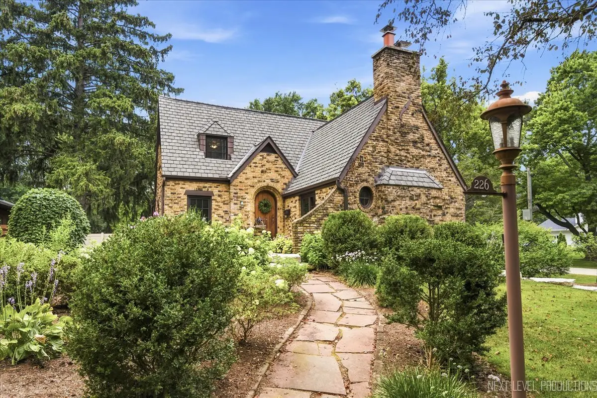 226 Grant Avenue, Geneva, IL 60134 - #1