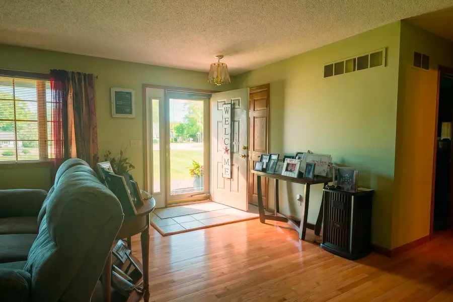 800 Burgess Drive, Utica, IL 61373 - #3