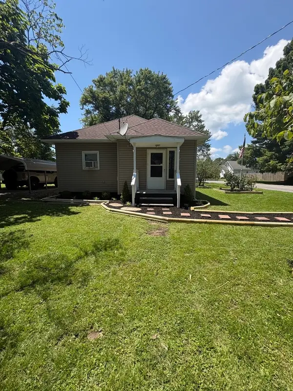 709 N Locust Street, Sesser, IL 62884
