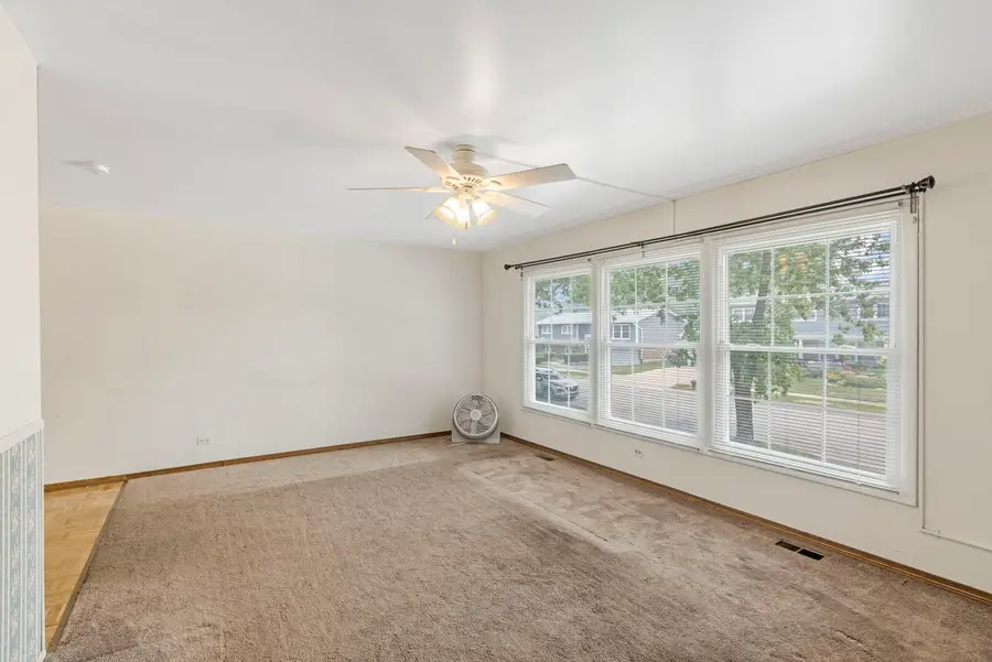 610 W Burning Tree Lane, Arlington Heights, IL 60004 - #2