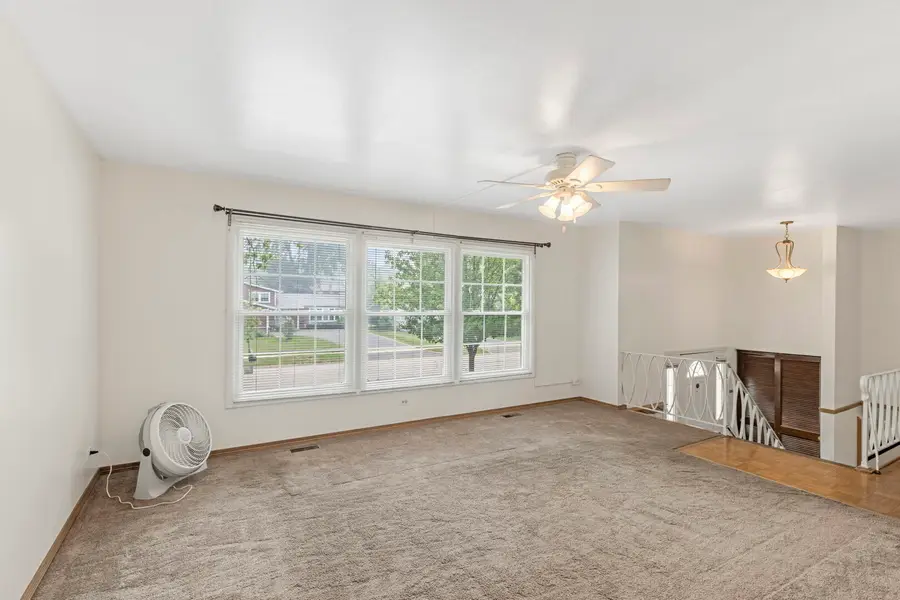 610 W Burning Tree Lane, Arlington Heights, IL 60004 - #3