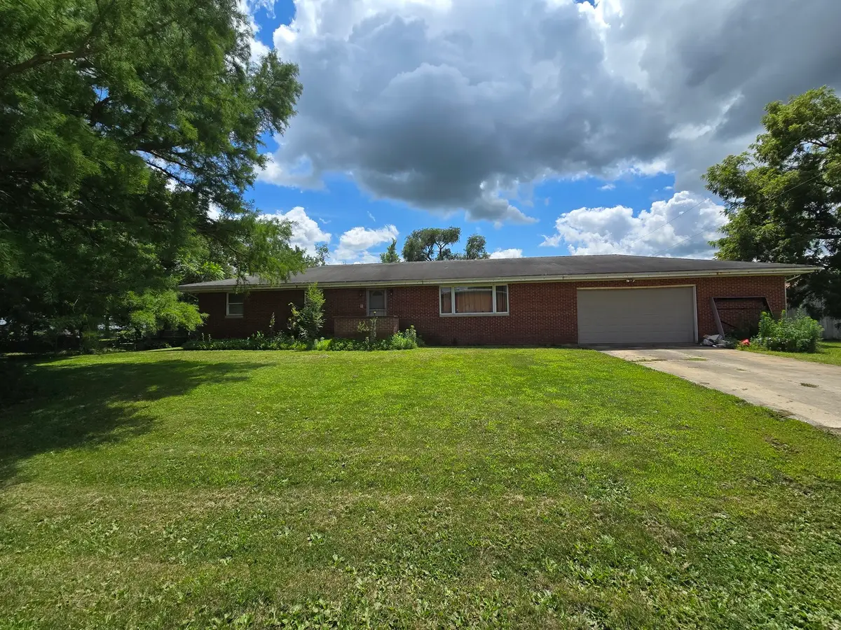 107 W Carper Street, Seymour, IL 61875 - #1