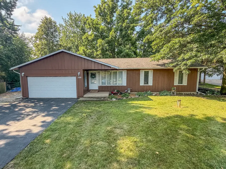 1709 W South Shore Drive, Mahomet, IL 61853 - #2