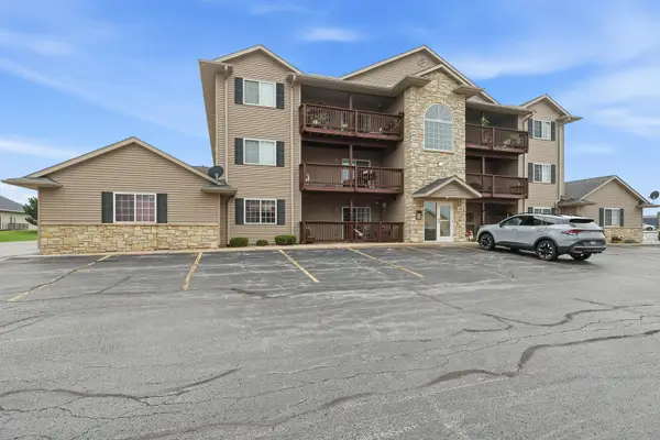 3209 S 16th Avenue #101, Eldridge, IA 52748