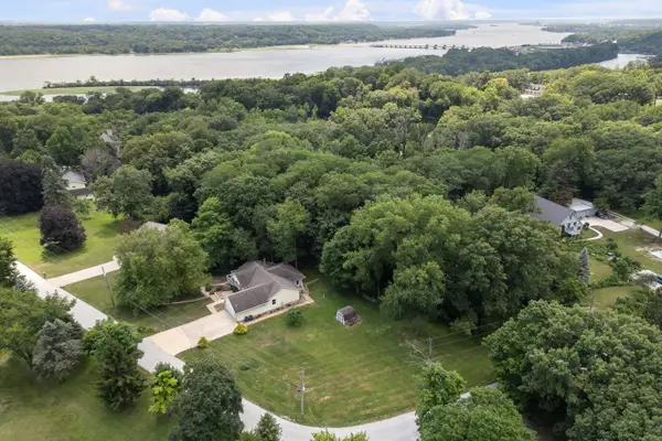 1142 Woodland Lane, Leclaire, IA 52753