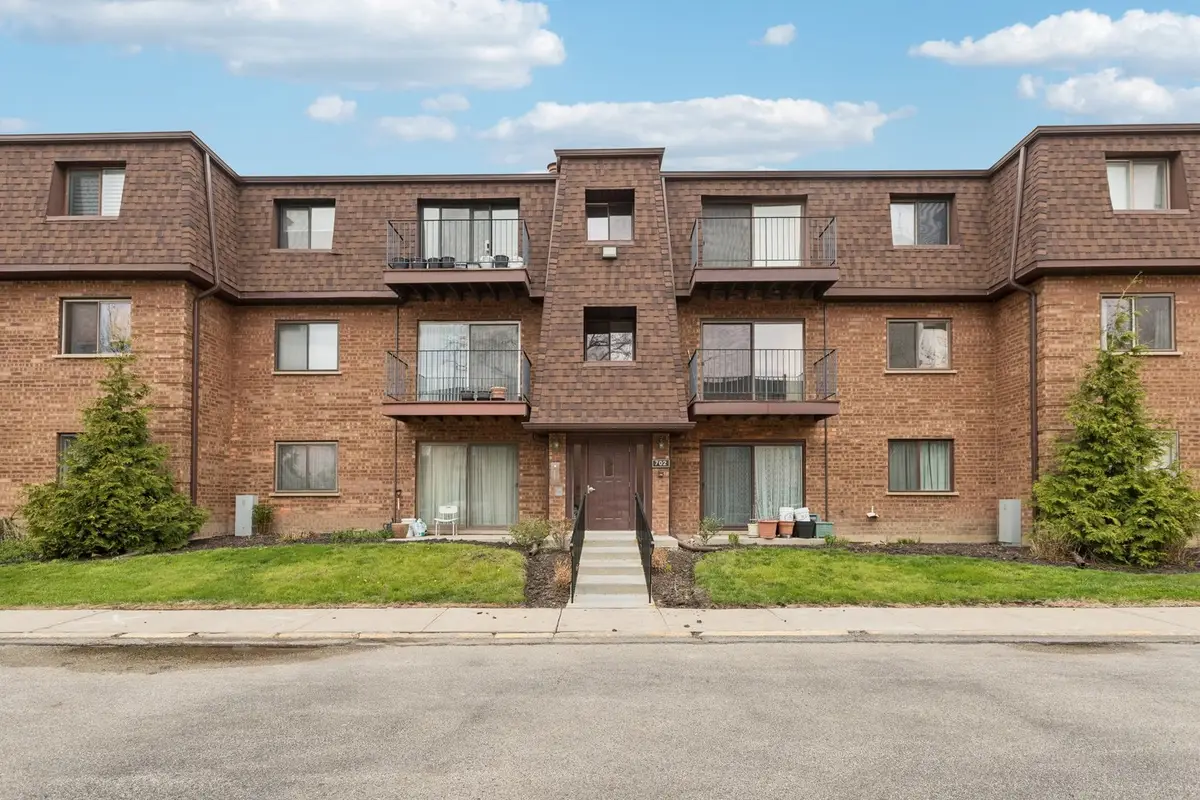 702 Cobblestone Circle #D, Glenview, IL 60025 - #1