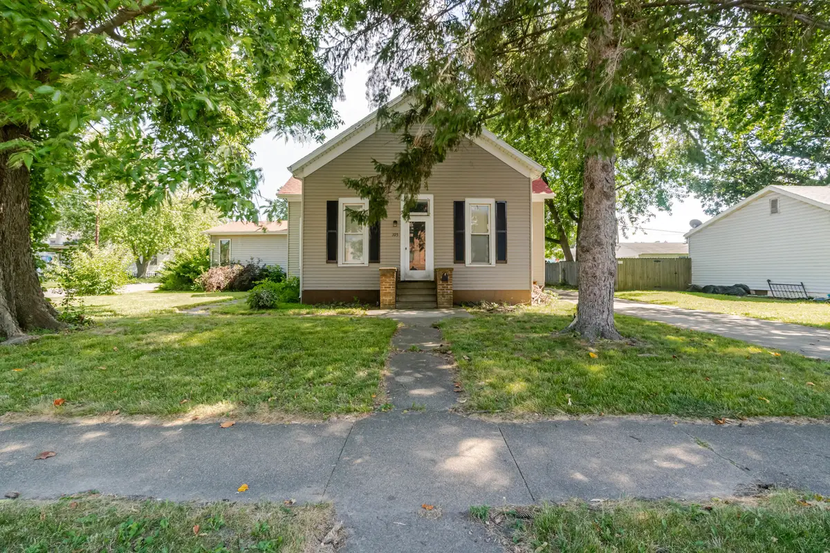 105 7th Street, Lincoln, IL 62656 - #1