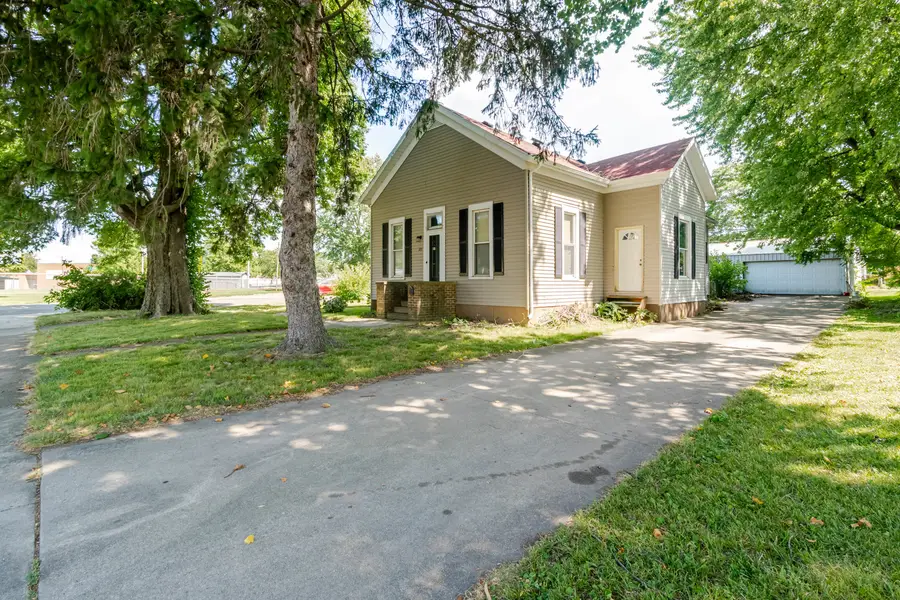 105 7th Street, Lincoln, IL 62656 - #2