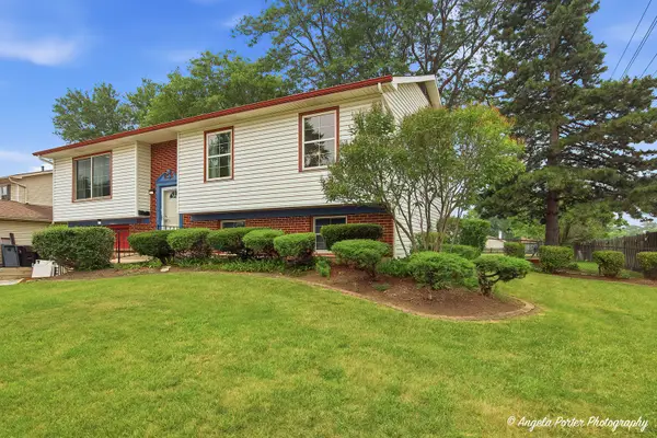 15 Old Mill Grove Road, Lake Zurich, IL 60047
