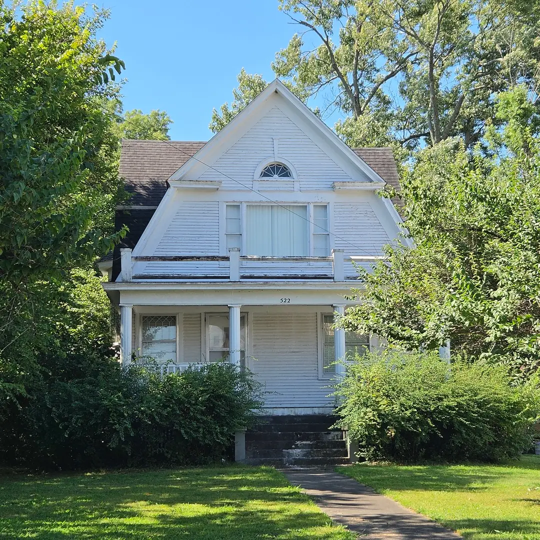 522 E Main Street, Benton, IL 62812 - #1