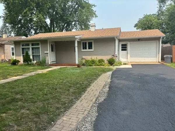 22 Meadowlark Lane, Carpentersville, IL 60110