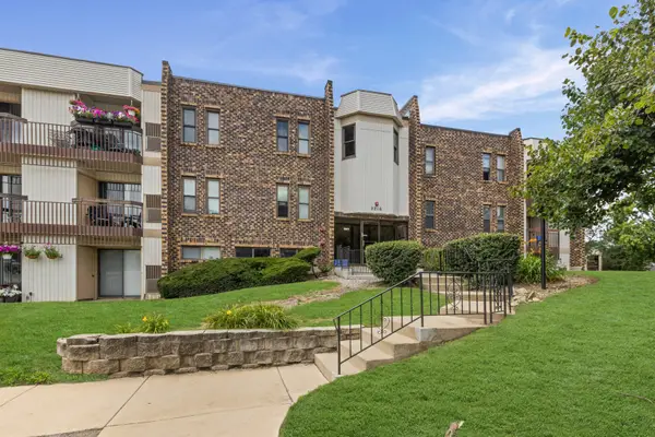 2216 Country Club Drive #24, Woodridge, IL 60517